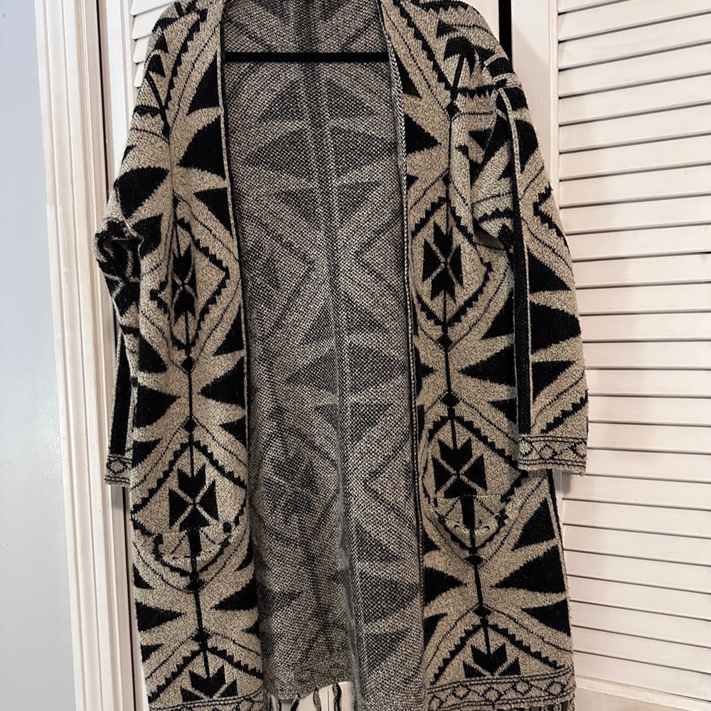 Elegant Black and Gray Patterned Cardigan